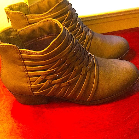 SO Shoes - SO brand gray size 7 booties
